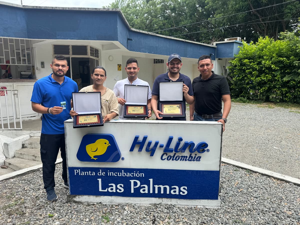 Entrega de placa conmemorativa · Hy-Line Las Palmas