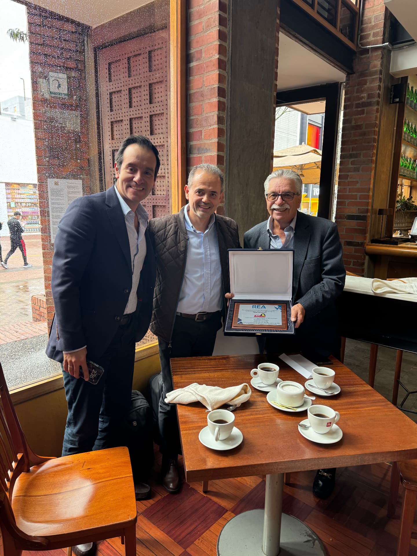 Entrega de placa conmemorativa · Pollo Andino