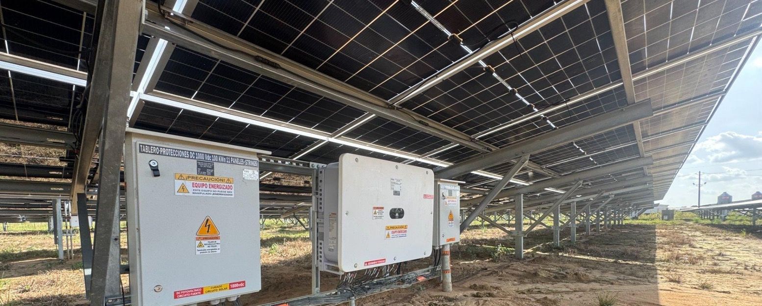 Tableros e inversor bajo un sistema solar REA