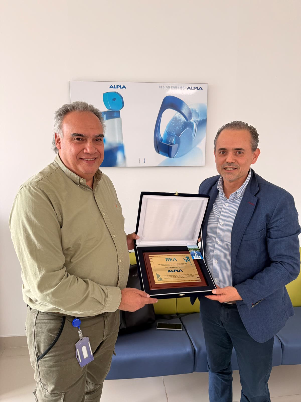 Entrega de placa conmemorativa · Alpla