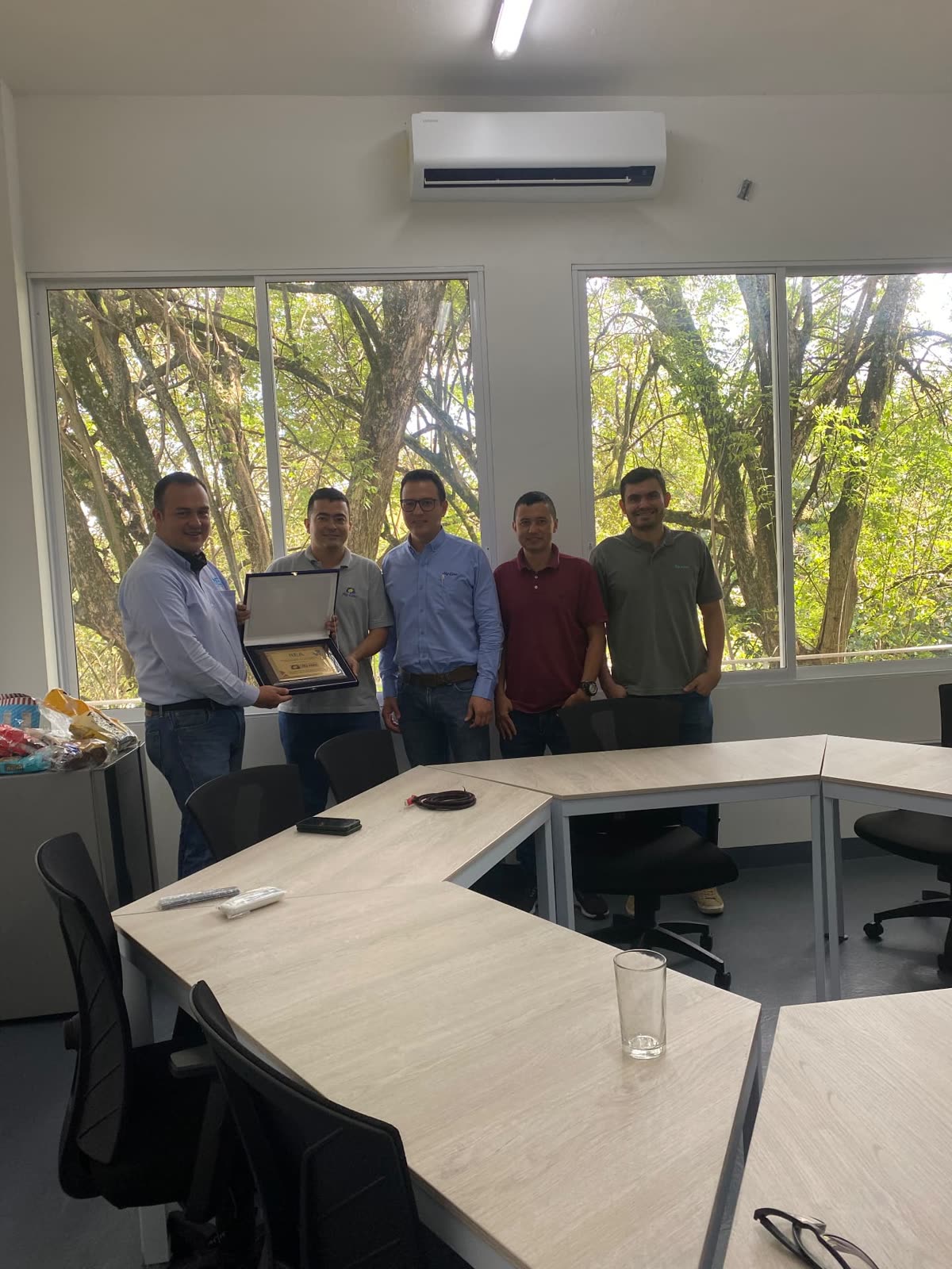 Entrega de placa conmemorativa · Hy-Line