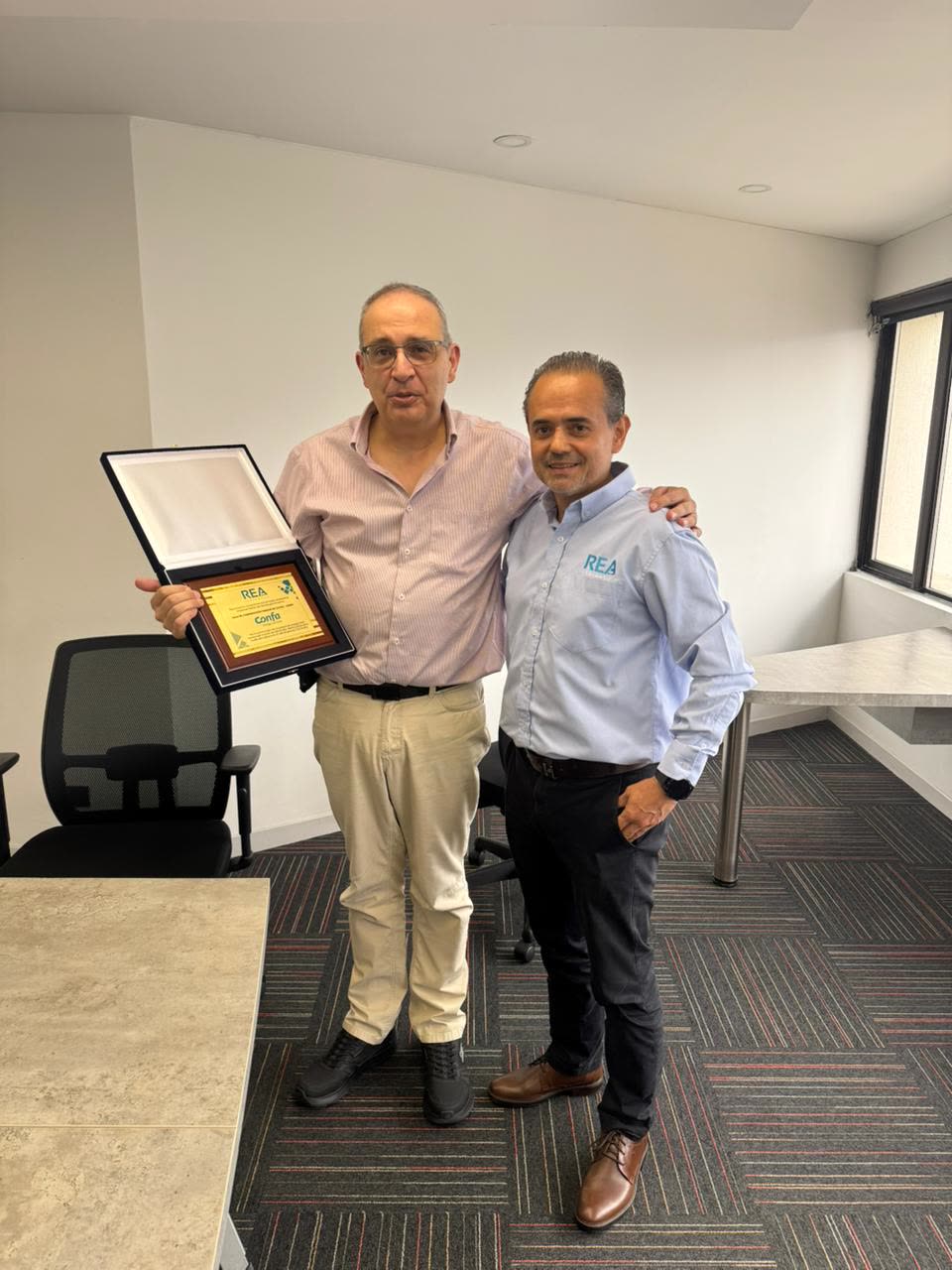 Entrega de placa conmemorativa · Confa