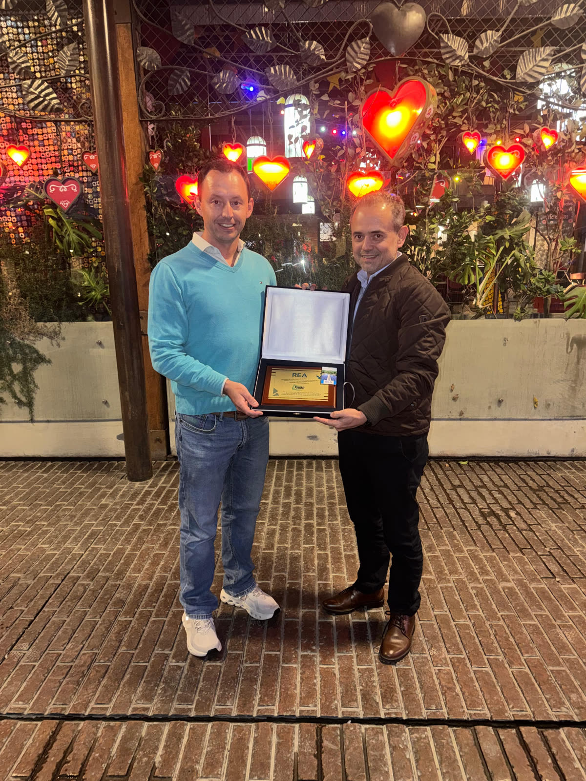 Entrega de placa conmemorativa · Baggrit
