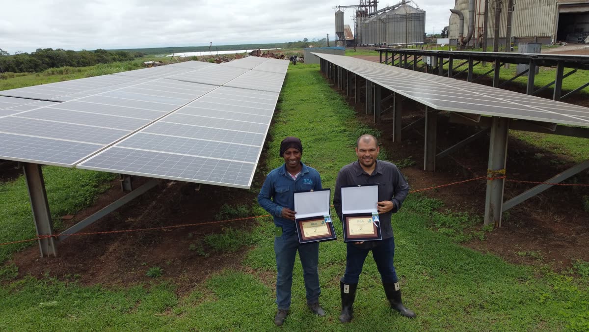 Entrega de placa conmemorativa · Entrega de sistema solar