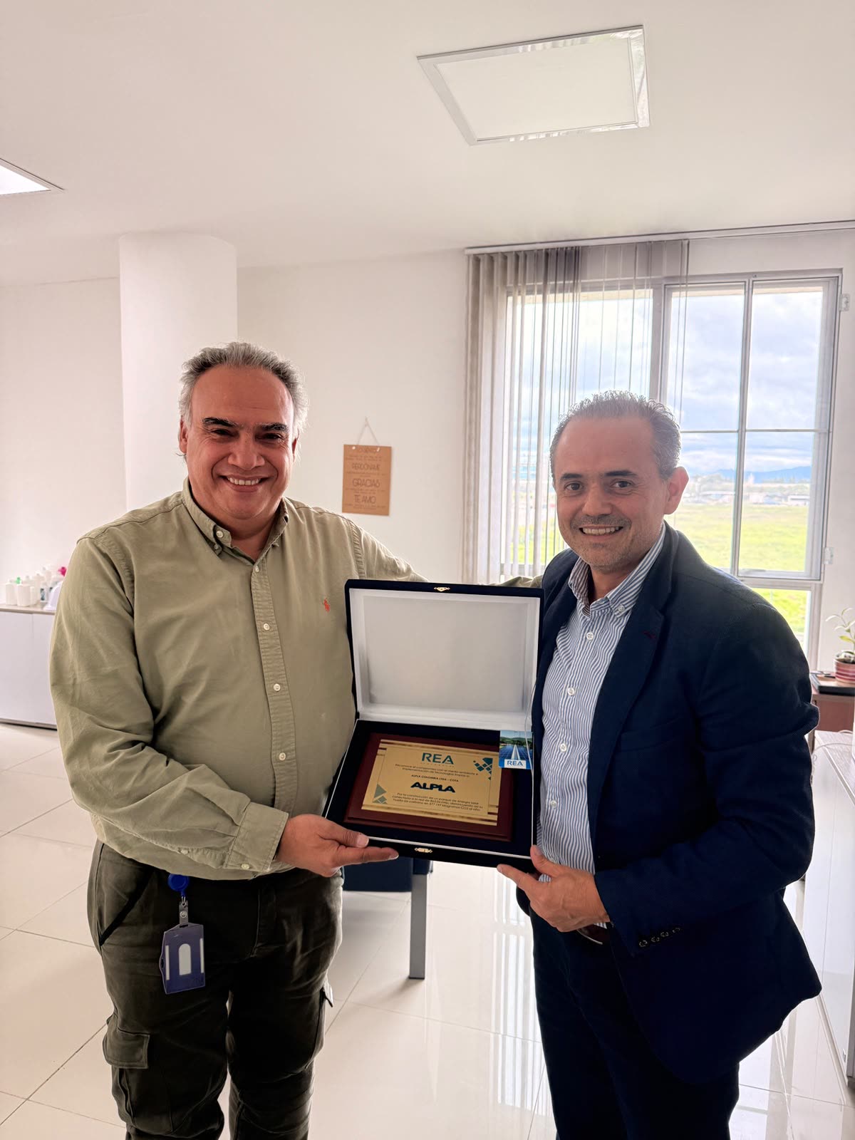 Entrega de placa conmemorativa · Alpla