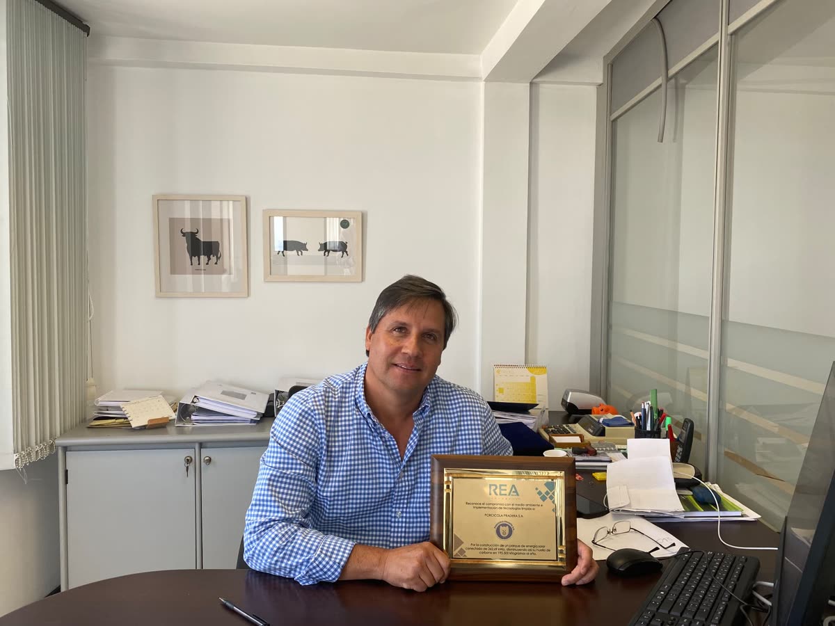 Entrega de placa conmemorativa · Porcícola La Pradera