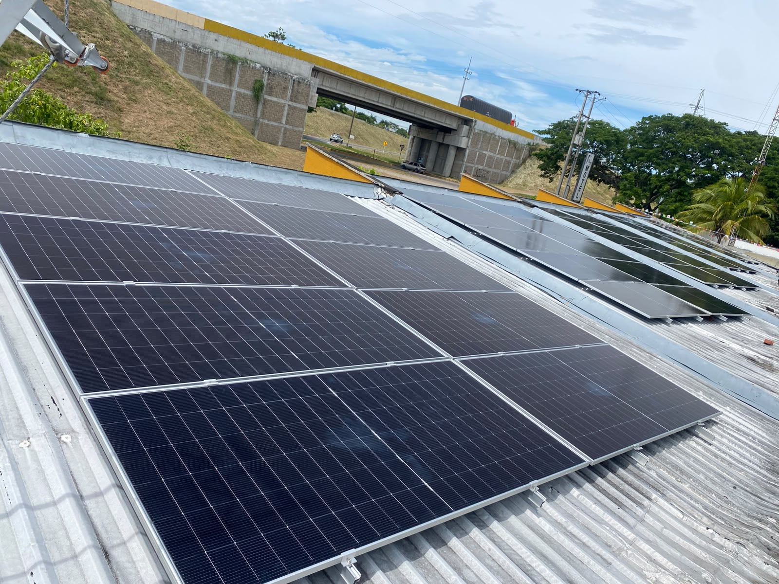Paneles solares, Motel - Venus Espinal