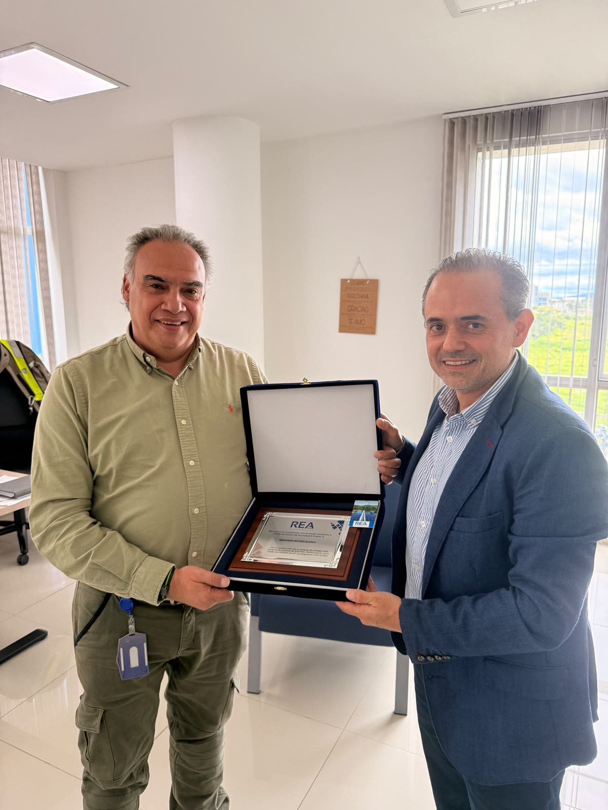 Entrega de placa conmemorativa · Alpla