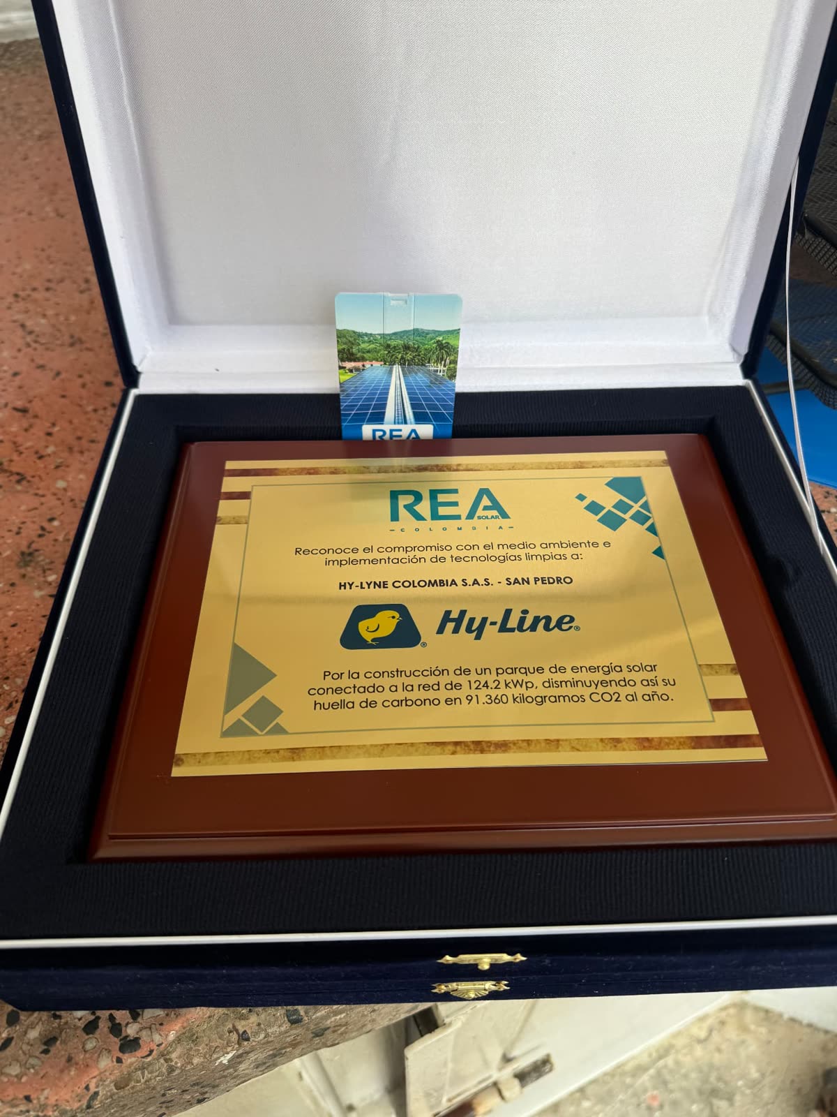 Entrega de placa conmemorativa · Hy-Line San Pedro