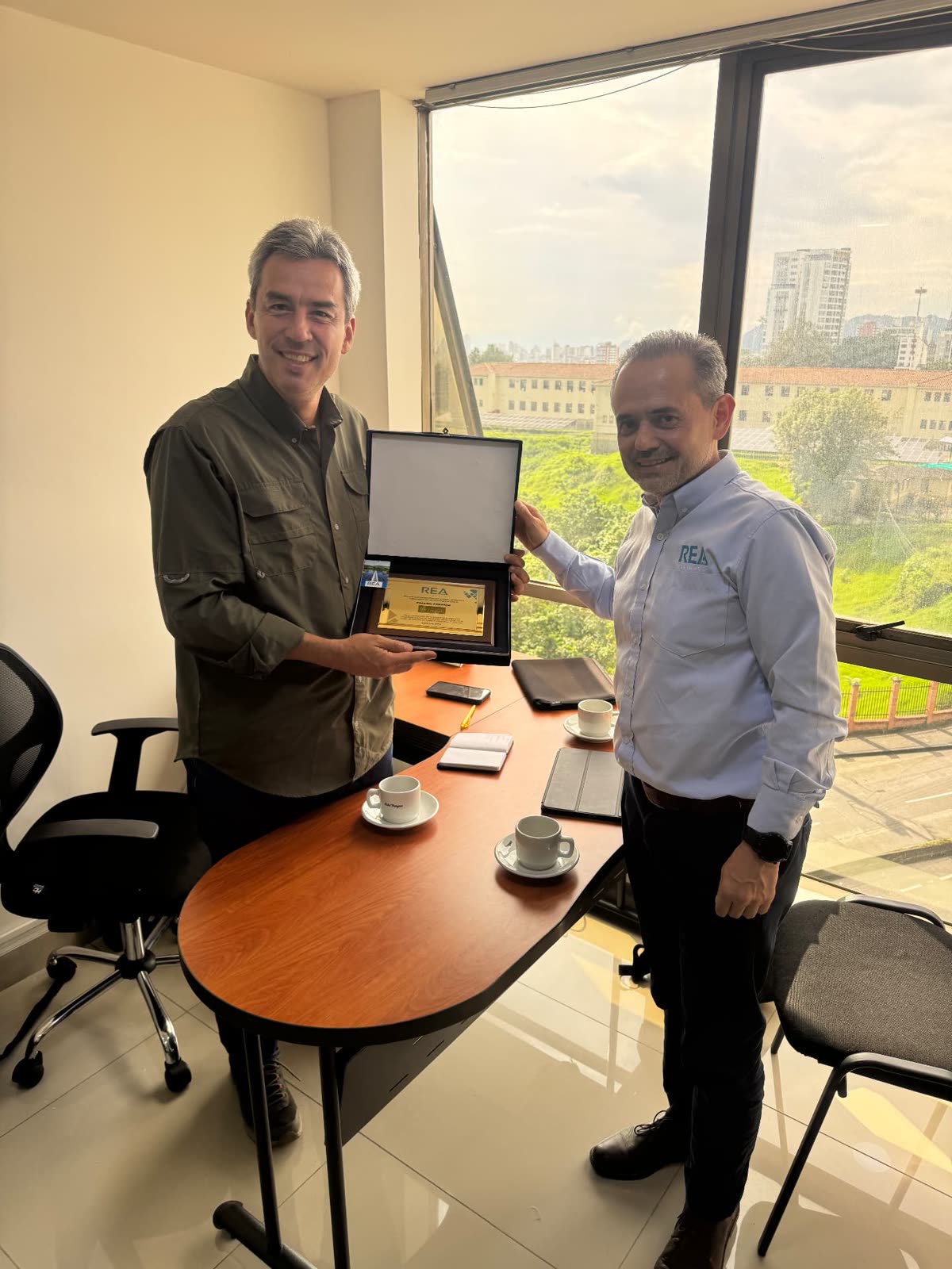 Entrega de placa conmemorativa · Packing Parnaso